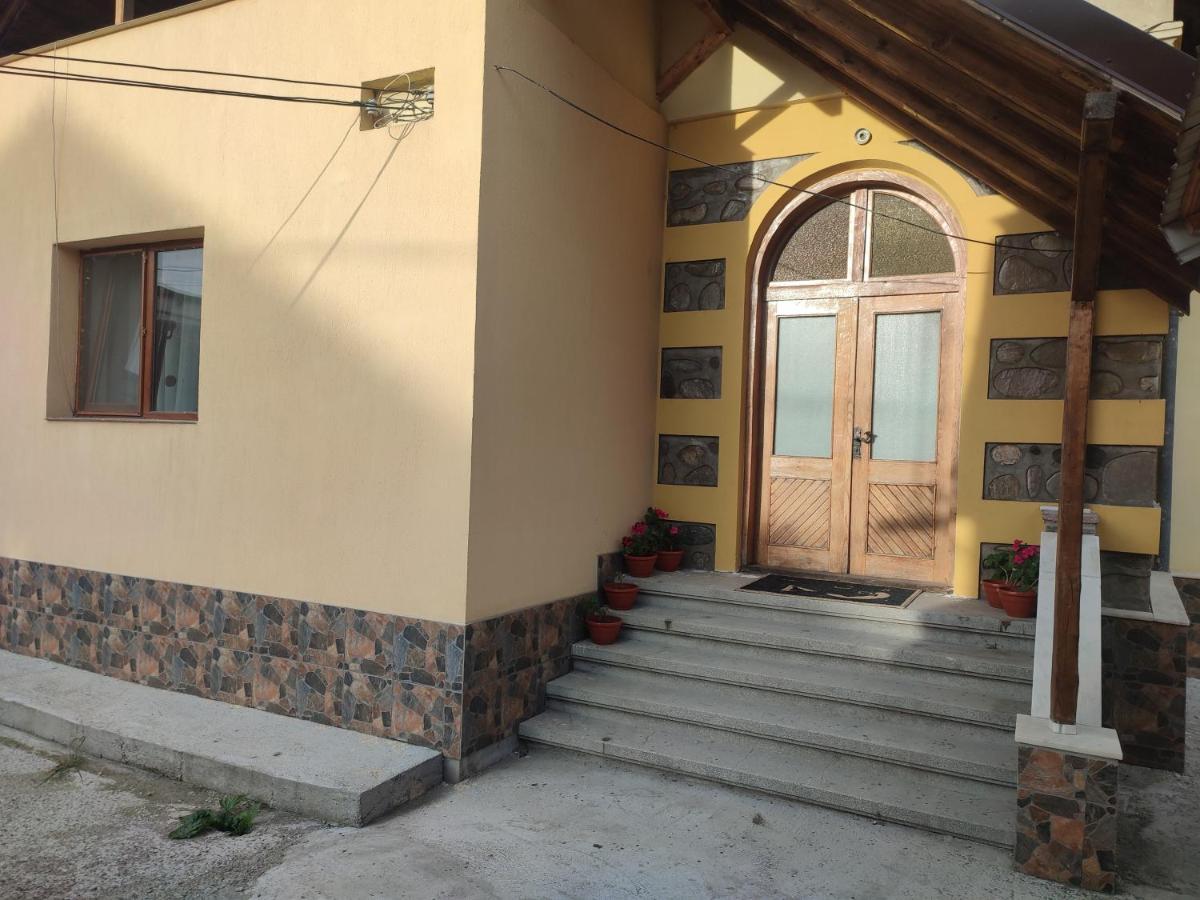 ホテル Central House Curtea de Argeş エクステリア 写真